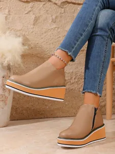 Detailansicht der khakifarbenen Retro-Keilstiefeletten für Damen mit Plateausohle und Reißverschluss