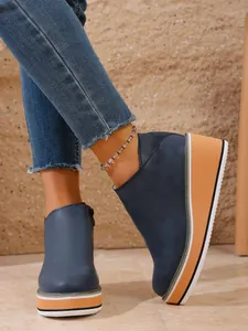 Detailansicht der Retro Keilstiefeletten in Marineblau mit gestreifter Plateausohle