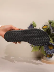 Détail de la texture antidérapante ondulée sur la semelle de la sandale à plateforme
