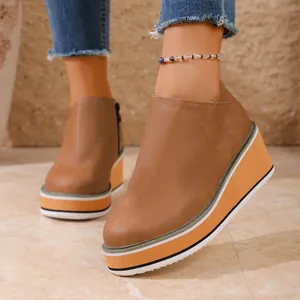 Bottines compensées marron chic pour femme avec une semelle plateforme à rayures colorées