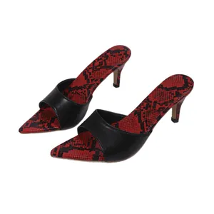 Eleganti sabot da donna con tacco alto a punta in pelle di serpente rossa e cinturino nero