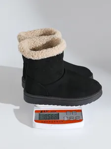 Gedetailleerd overzicht van zwarte wintersneeuwlaarzen met warme voering van imitatiebont