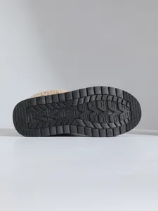 Gedetailleerd overzicht van de antislip rubberen zool voor dames winterlaarzen.
