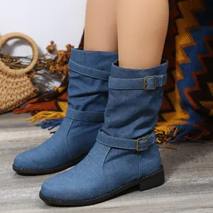 Bottes mi-mollet en denim bleu pour femmes avec boucles décoratives et bout rond classique