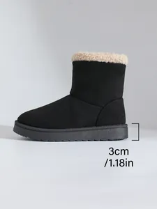 Gedetailleerd zijaanzicht van zwarte gevoerde sneeuwlaars met hakhoogte van 3 cm of 1,18 inch