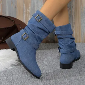 Detailansicht der blauen Denim-Stiefel mit Schnallen und modischem Falten-Design