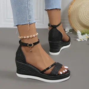 Elegante schwarze Glitzer-Keilsandalen mit Knöchelriemen und dicker Plateausohle für Damen