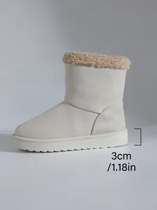 Detail van de 3 cm dikke platformzool van warme beige met pluche gevoerde winterse sneeuwlaarzen