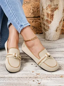 Ademende beige gebreide loafers met decoratieve knoop voor casual herfstkleding.