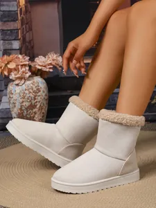 Gedetailleerde weergave van de beige gevoerde sneeuwlaarzen voor dames met een bonttrim.