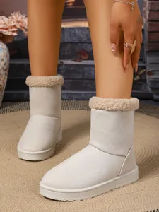 Stijlvolle crème imitatie suède snowboots met een pluche kraag van imitatiebont.