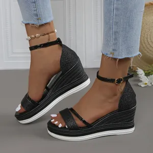 Elegantes sandalias de cuña negras con purpurina, suela de plataforma y correa al tobillo