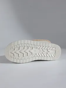 Detail van de antislipzool en warme fleecevoering van deze winterse sneeuwlaarzen