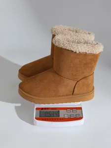 Gedetailleerde gewichtsmeting van bruine met fleece gevoerde winterse sneeuwlaarzen