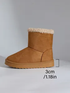 Detail van de bruine suède sneeuwlaars met 3 cm dikke zool en warme sherpa bontvoering