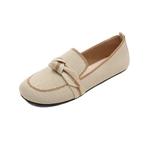 Ademende beige fly-knit loafers met elegant decoratief knoopdetail en platte zool