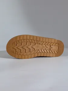 Gedetailleerd overzicht van de antislip rubberen zool van een warme wintersneeuwlaars