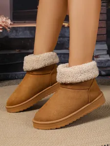 Detail van warme bruine snowboots voor dames met dikke kraag van imitatiebont voering