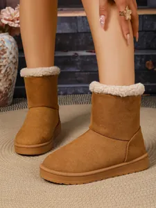 Warme bruine suède sneeuwlaarzen met een gezellige beige fleece rand voor het winterseizoen.