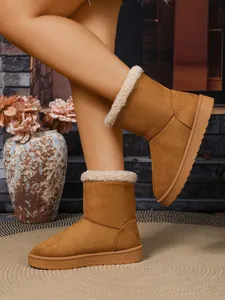 Detailweergave van bruine wintersneeuwlaarzen met warme voering en kraag van imitatiebont