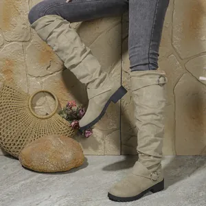 Stivali alti arricciati beige da donna con fibbia decorativa e suola piatta in gomma