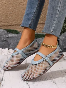 Vue rapprochée des ballerines Mary Jane en maille bleu clair portées avec un jean.