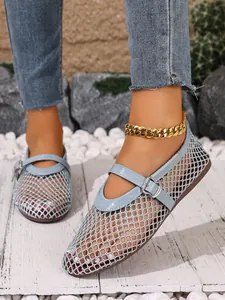 Vue détaillée des ballerines Mary Jane en maille bleu clair avec bride à boucle et semelle souple