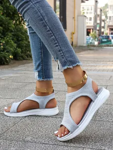 Gros plan sur des sandales à plateforme en maille pour femmes style été bleu clair