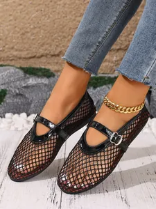 Vue détaillée des chaussures plates Mary Jane en maille noire respirante avec bride