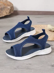 Détail de la tige en maille bleu marine et de la semelle plateforme blanche des sandales.