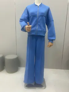 Ensemble de détente bleu deux pièces avec sweat-shirt zippé et pantalon large fluide