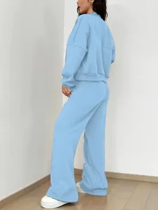 Vue détaillée d'un ensemble de détente bleu clair doublé polaire avec sweat et pantalon.