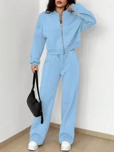 Détail de l'ensemble de détente bleu clair pour femme avec sweat zippé et pantalon large