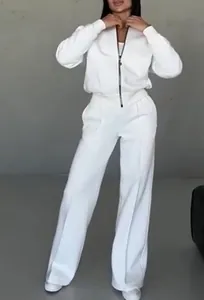 Vue complète d'un ensemble de survêtement en polaire blanc pour femme avec veste zippée.