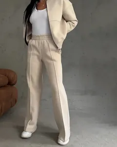 Detailansicht eines eleganten beigen Fleece-Lounge-Sets mit Kapuzenjacke und Hose