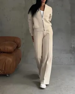 Komplette Ansicht des beigen Damen-Lounge-Sets mit Fleecefutter, Jacke und weiter Hose