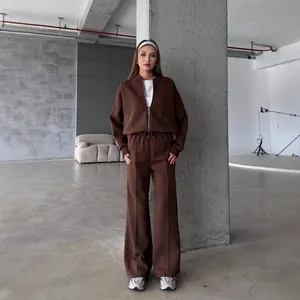 Elegantes braunes Damen-Trainingsset mit Fleece-Futter, Reißverschlussjacke und weiter Hose