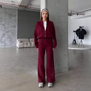 Damen Trainingsanzug in Weinrot mit Reißverschluss und weiter Hose für den Winter-Look