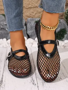 Gros plan détaillé des chaussures Mary Jane en maille noire respirante avec boucle