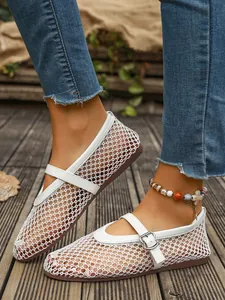 Gros plan sur les ballerines Mary Jane en maille blanche respirante avec bride à boucle