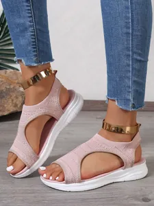 Sandales à plateforme en tricot rose avec bride de cheville dorée et semelle blanche