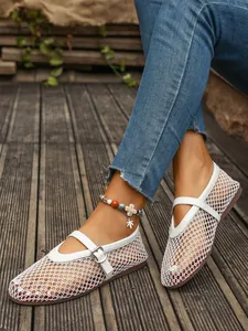 Ballerines Mary Jane élégantes en maille blanche respirante pour femmes sur terrasse