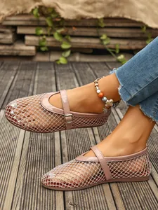 Gros plan détaillé de ballerines Mary Jane en maille rose respirante avec boucle.
