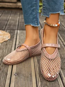 Détail de ballerines Mary Jane en maille rose respirante avec bride à boucle élégante