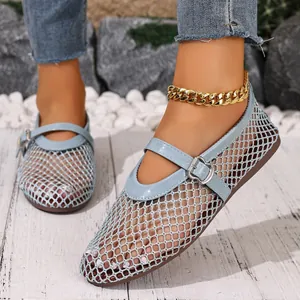 Chaussures plates Mary Jane en maille bleu clair pour femmes, design respirant et ajouré.