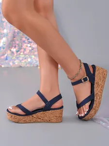 Détail de sandales compensées pour femmes avec brides bleues et semelle liège