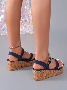 Sandales compensées bleu marine pour femmes avec semelle en liège et boucle dorée
