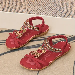 Rote Boho-Sandalen flach mit handgefertigten Perlen, Strass und Schmetterling-Deko