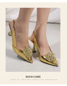 Elegante goldene Slingback-Heels mit Perlenverzierung und Krokoprägung für Damen.