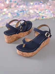 Sandales compensées bleu marine avec plateforme en liège et brides à boucle élégantes